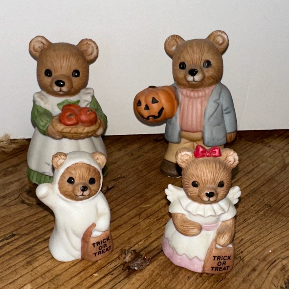 Homco #5209 Miniature Fall/Halloween Bear Family